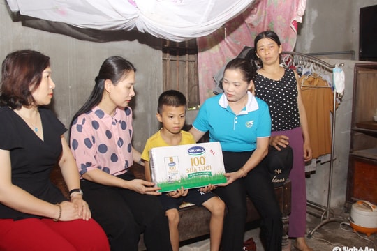 Chương trình 'Mẹ đỡ đầu' viết tiếp hành trình cho trẻ mồ côi Nghệ An