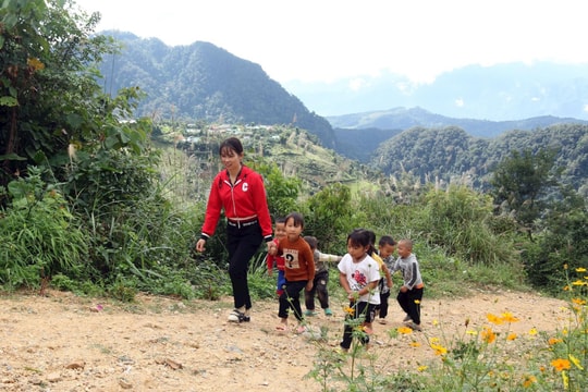 Những người gieo chữ trên đỉnh sương mây