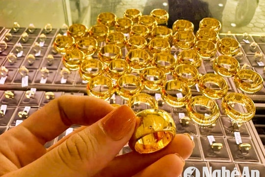 Không có ‘bán tháo’ trên thị trường Nghệ An khi giá vàng ‘lao dốc’