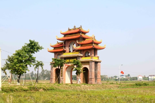 Ngắm cổng làng to, đẹp bậc nhất quê lúa