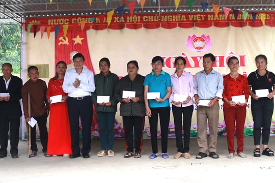 Phó Chủ tịch Thường trực UBND tỉnh Lê Hồng Vinh chung vui Ngày hội Đại đoàn kết với người dân huyện Anh Sơn