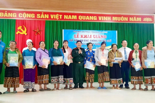 Khai giảng lớp xóa mù chữ, chống tái mù chữ tại huyện Quế Phong