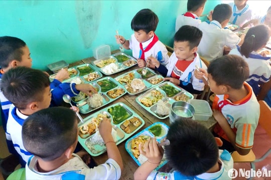 Giáo viên Trường Tiểu học Châu Phong (Quỳ Châu) góp tiền, nấu những bữa cơm ngon cho học trò hoàn cảnh khó khăn