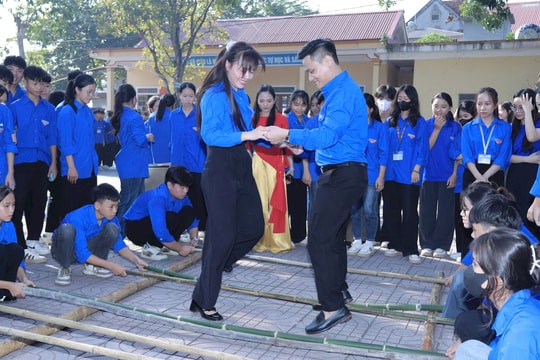 Học sinh Nghệ An đi cà kheo, làm nồi đất, hát dân ca tại diễn đàn “Tuổi trẻ với nhiệm vụ chấn hưng văn hóa”