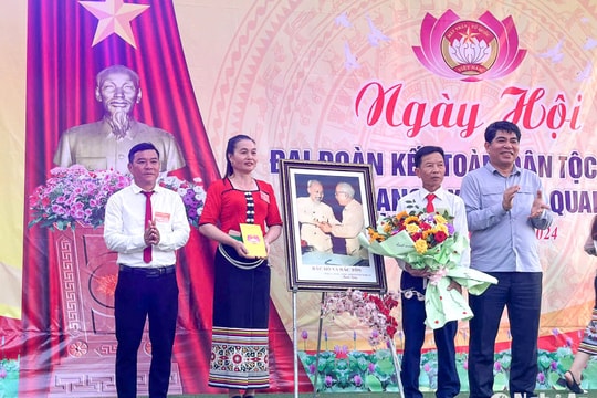 Đại biểu Quốc hội Vi Văn Sơn dự Ngày hội Đại đoàn kết tại huyện Quỳ Hợp