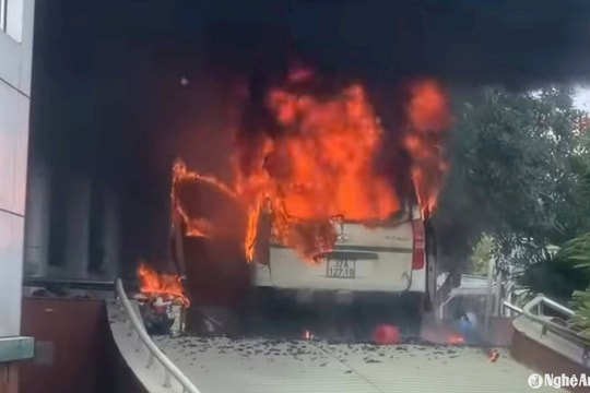 Xe cấp cứu cháy tại sảnh bệnh viện ở Nghệ An