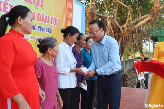 Phó Chủ tịch Thường trực HĐND tỉnh Nghệ An Nguyễn Nam Đình dự Ngày hội Đại đoàn kết tại Hưng Nguyên