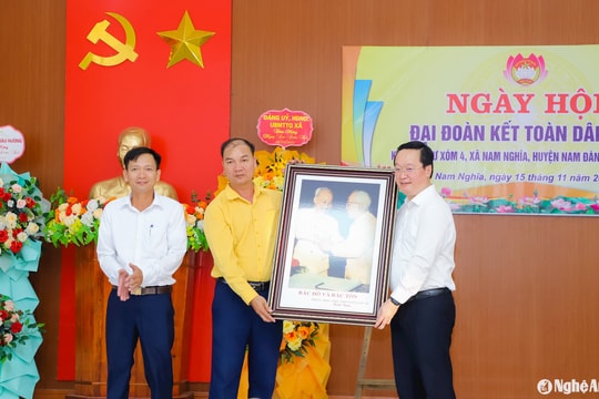 Bí thư Tỉnh ủy, Chủ tịch UBND tỉnh Nghệ An Nguyễn Đức Trung chung vui Ngày hội Đại đoàn kết với nhân dân Nam Đàn