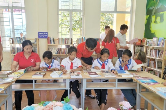 Trao tặng thiết bị cho Trường Phổ thông Dân tộc bán trú Tiểu học Hữu Khuông (Tương Dương)