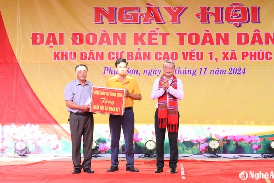 Trưởng Ban Tổ chức Trung ương Lê Minh Hưng chung vui Ngày hội Đại đoàn kết với nhân dân bản Cao Vều 1