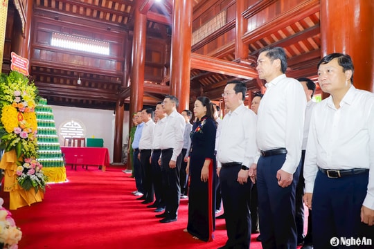 Trưởng Ban Tổ chức Trung ương Lê Minh Hưng dâng hương tưởng niệm các Anh hùng liệt sĩ