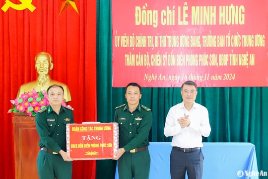 Trưởng Ban Tổ chức Trung ương Lê Minh Hưng thăm, tặng quà Đồn Biên phòng Phúc Sơn