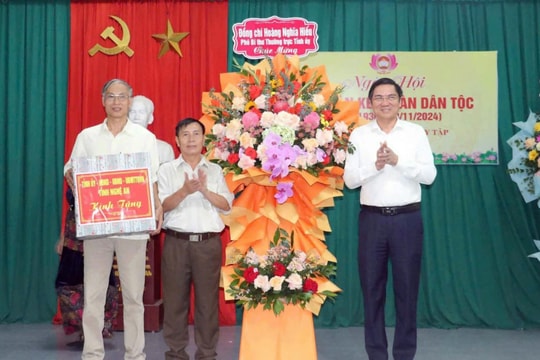 Phó Bí thư Thường trực Tỉnh ủy Hoàng Nghĩa Hiếu vui Ngày hội Đại đoàn kết với nhân dân thành phố Vinh