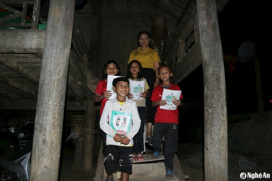 Giáo viên vùng cao Nghệ An tự nguyện dẫn trò nghèo đến trường học ban đêm