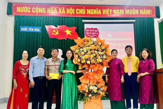 Trưởng ban Tuyên giáo Tỉnh ủy chung vui Ngày hội Đại đoàn kết tại phường Hà Huy Tập, TP. Vinh