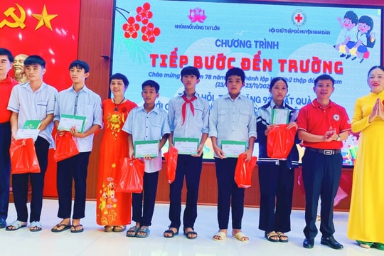 Tặng quà cho học sinh có hoàn cảnh khó khăn ở huyện Nam Đàn