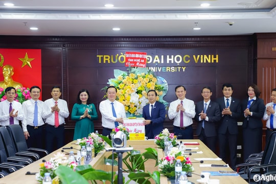 Bí thư Tỉnh ủy, Chủ tịch UBND tỉnh Nguyễn Đức Trung chúc mừng Trường Đại học Vinh nhân Ngày Nhà giáo Việt Nam
