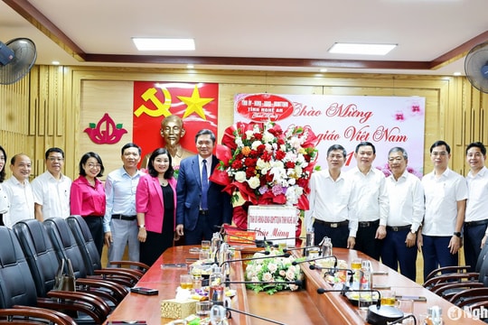 Đồng chí Hoàng Nghĩa Hiếu chúc mừng ngành Giáo dục và Hội Cựu giáo chức Nghệ An nhân dịp 20/11