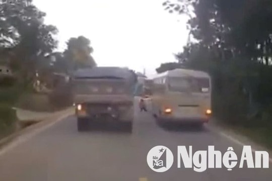 Vừa xuống xe đưa đón, cháu bé bị xe tải cán tử vong