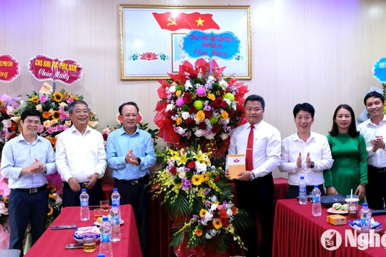 Đồng chí Nguyễn Nam Đình chúc mừng Trường THPT Thanh Chương 3 nhân ngày Nhà giáo Việt Nam 20/11