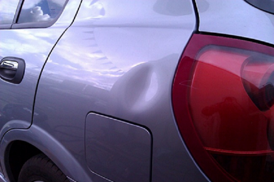 Mẹo tìm ra vết lõm ẩn trên thân xe