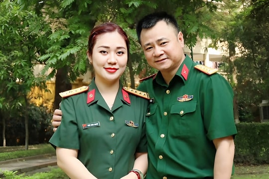 Thiếu tá Minh Nguyệt - vợ NSND Tự Long bất ngờ, xúc động với lá thư của học trò