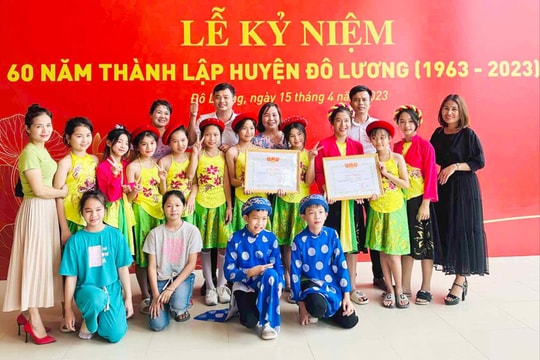 Người thầy 'thắp lửa' đam mê ví, giặm cho học trò