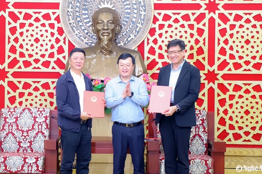 Bí thư Tỉnh uỷ, Chủ tịch UBND tỉnh Nghệ An Nguyễn Đức Trung làm việc với Tập đoàn Luxshare - ICT