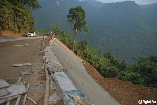 Xử lý 15 điểm sạt lở núi và mở rộng khúc cua trên tuyến Quốc lộ 7A