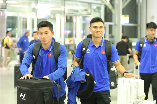 Đội tuyển Việt Nam lên đường sang Hàn Quốc tập huấn