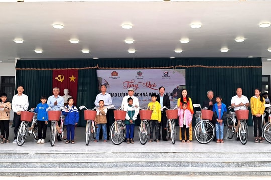 Hội Đồng hương Nghệ An tại Hà Nội trao quà tại huyện Kỳ Sơn và Tương Dương