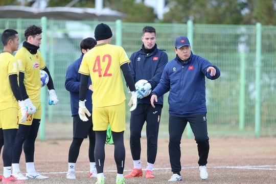 Thủ môn Hàn Quốc từng 4 lần dự World Cup ra mắt tuyển Việt Nam; Man City thua thảm Tottenham