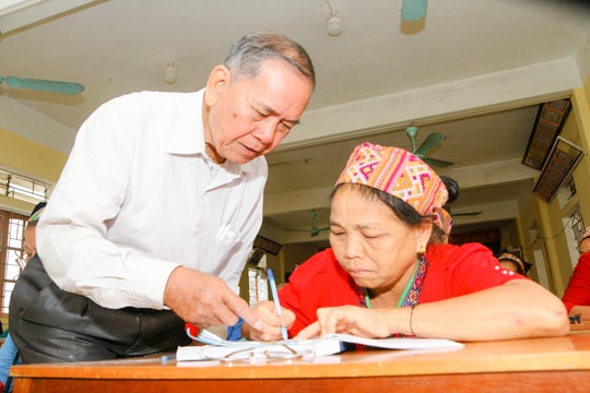 Người già dân tộc Thái đi học... chữ Thái