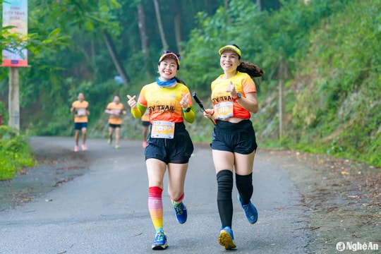 Gần 300 runner tại TP. Vinh tham gia giải chạy 'Bước chân thần tốc'