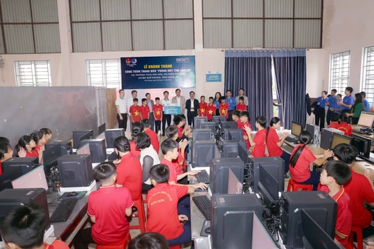 Tỉnh đoàn Nghệ An ra quân tình nguyện, trao tặng hàng trăm suất quà