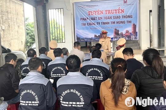 Đội Cảnh sát giao thông đường bộ số 5 tuyên truyền pháp luật về an toàn giao thông tại Hưng Nguyên