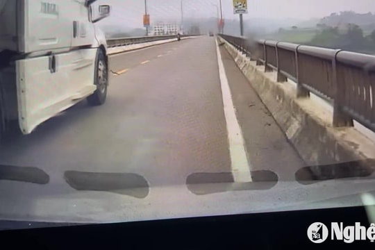 Xe đầu kéo vượt ẩu trên cầu Rộ (Thanh Chương)