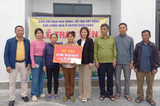 Bàn giao 150 triệu đồng hỗ trợ xây nhà Đại đoàn kết ở huyện Diễn Châu