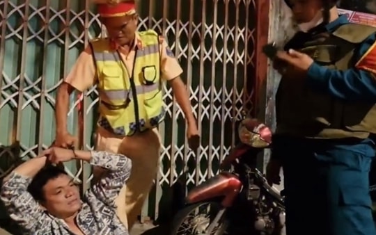 Tạm giữ hình sự gã tài xế vi phạm nồng độ cồn cầm dao tấn công CSGT