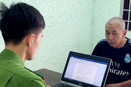 Dùng clip 'nóng' cắt từ camera trong phòng ngủ để tống tiền người tình