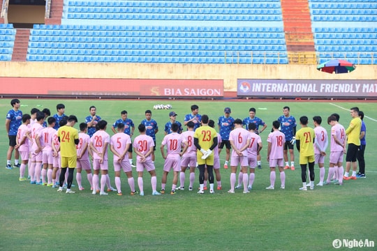 Huấn luyện viên Kim Sang Sik nhận cảnh báo; Man Utd công bố tiền đền bù hợp đồng Ten Hag