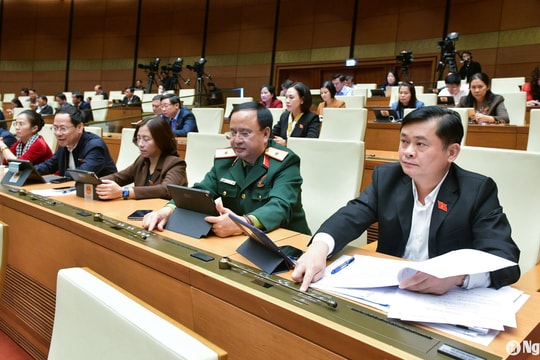 Quốc hội thông qua luật về tăng tuổi nghỉ hưu của sĩ quan quân đội