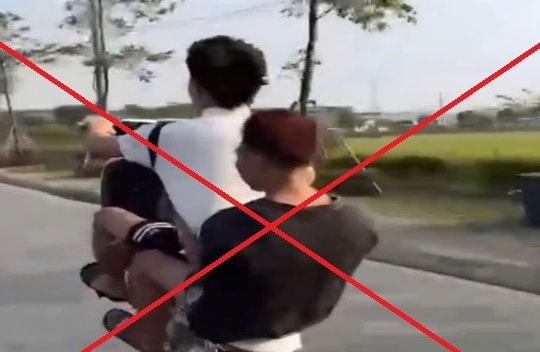 2 thiếu niên 'bốc đầu' xe máy trên đường, phạt cả phụ huynh