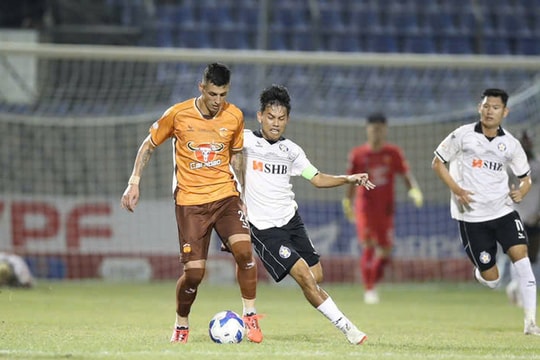 Giữa án cấm của FIFA, Hoàng Anh Gia Lai gia hạn hợp đồng với ngoại binh; Ronaldo bị gạch tên, Messi được đề cử The Best 2024