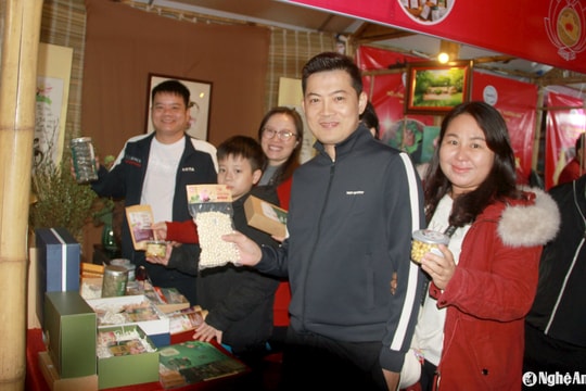 Trà sen Phúc An Farm thu hút du khách tại Lễ hội sen Nghệ An