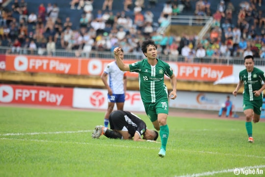 ‘Cùng nhà, khác cảnh’ của 2 tiền đạo người Nghệ An