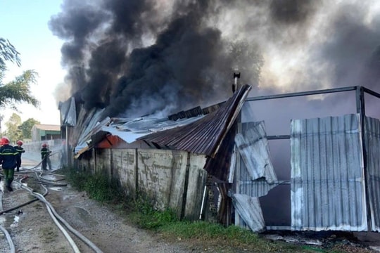 Cháy xưởng phế liệu tại thành phố Vinh