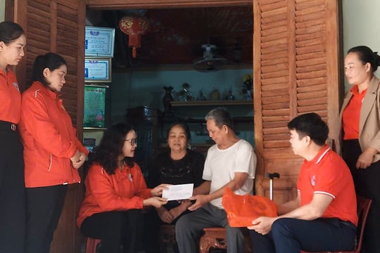 Hội Chữ thập đỏ Nghệ An giao ban cụm thi đua số 2 và trao tặng quà cho hộ nghèo