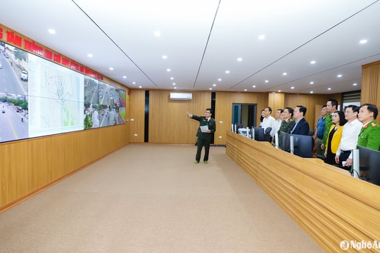 Đồng chí Nguyễn Đức Trung kiểm tra hoạt động hệ thống camera giám sát an ninh, xử lý vi phạm trật tự an toàn giao thông ở thành phố Vinh