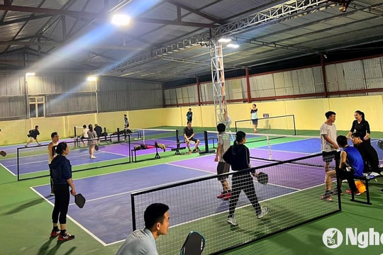 Nhiều dịch vụ hút khách ăn theo 'cơn sốt' pickleball tại Nghệ An